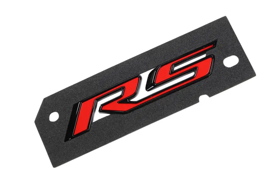 85130306 Emblema Porton Trasero - Rs - Tracker G3 - Onix G2 26/
